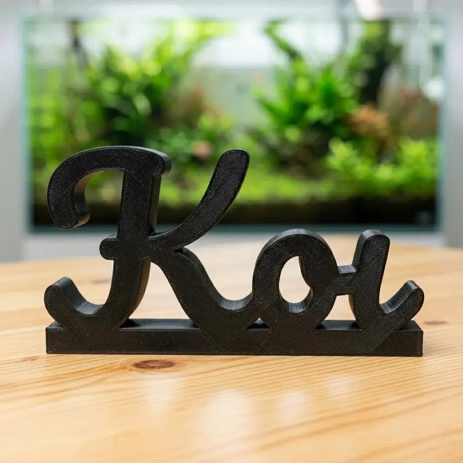 KOI Deko Schriftzug: Eleganz und Symbolik - DS+ AquaTimo