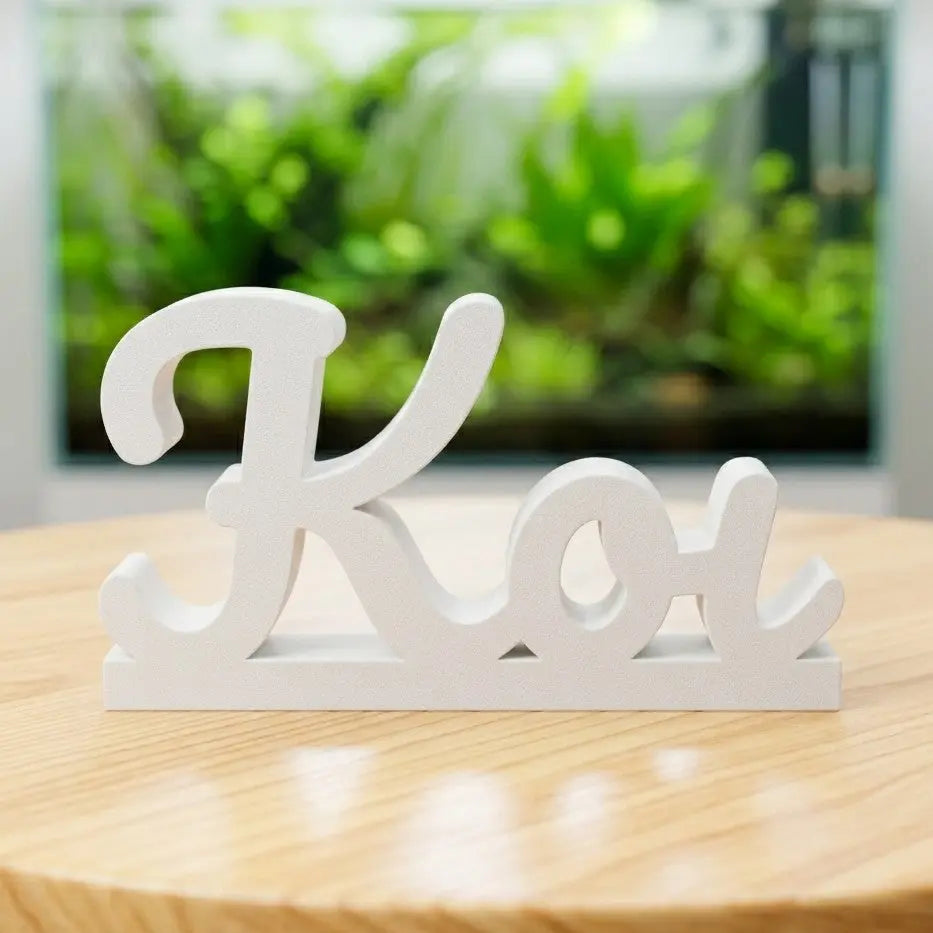 KOI Deko Schriftzug: Eleganz und Symbolik - DS+ AquaTimo